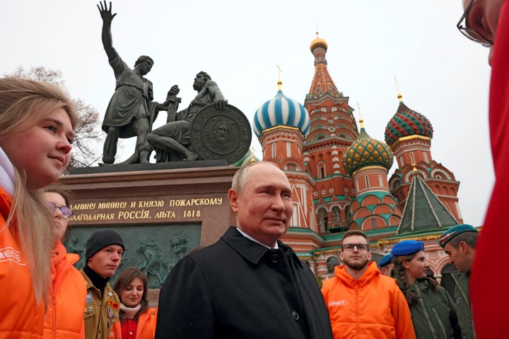 Vladimir Putin, durante una ceremonia con cadetes militares en Moscú, en noviembre de 2022. Foto: AP 