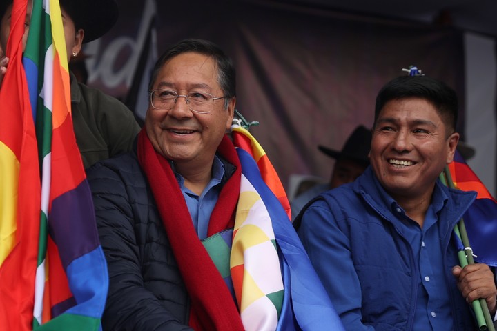 El presidente de Bolivia, Luis Arce, y el titular del MAS, Grover García, en un acto en La Paz en diciembre. Foto: EFE  