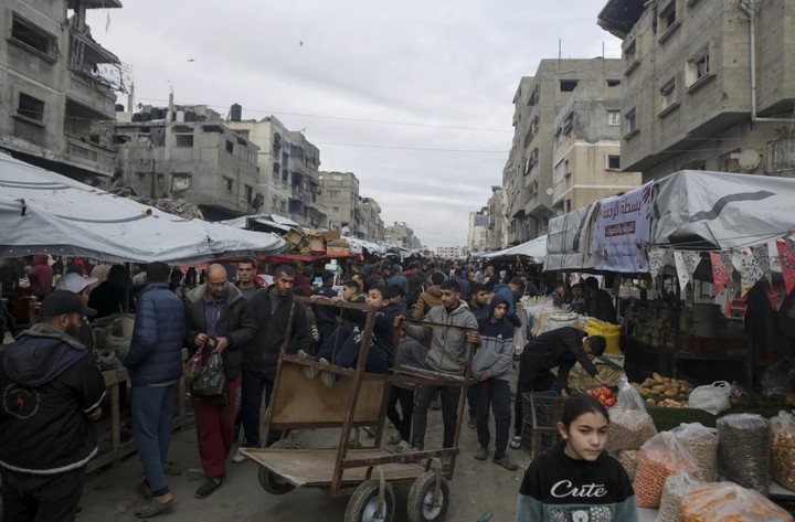 Un campamento de carpas en Gaza para palestinos desplazados. Foto: AP