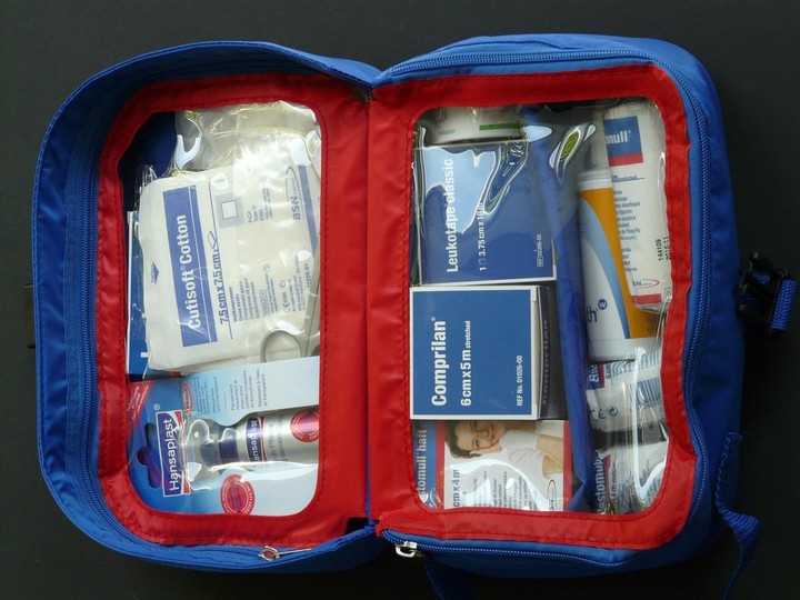 Blíster de pastillas medicinales y “algo para comer” en el kit.