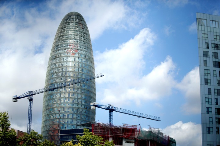 Grúas en un sitio en construcción en Barcelona. Foto: Bloomberg