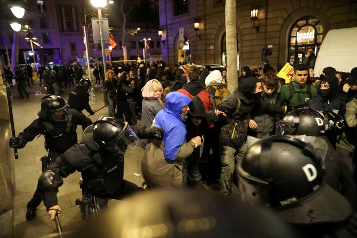 Manifestantes y policías chocan durante un desalojo en Barcelona. Foto: Reuters 