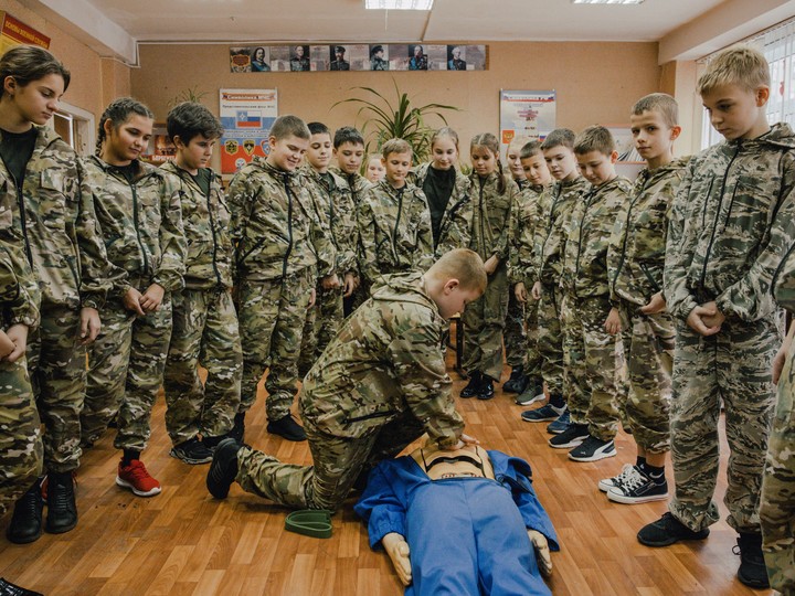 Formación en primeros auxilios en una escuela de Kursk, Rusia, en 2024, como parte de una nueva asignatura llamada «Fundamentos de seguridad y protección de la patria». Foto Nanna Heitmann para The New York Times.