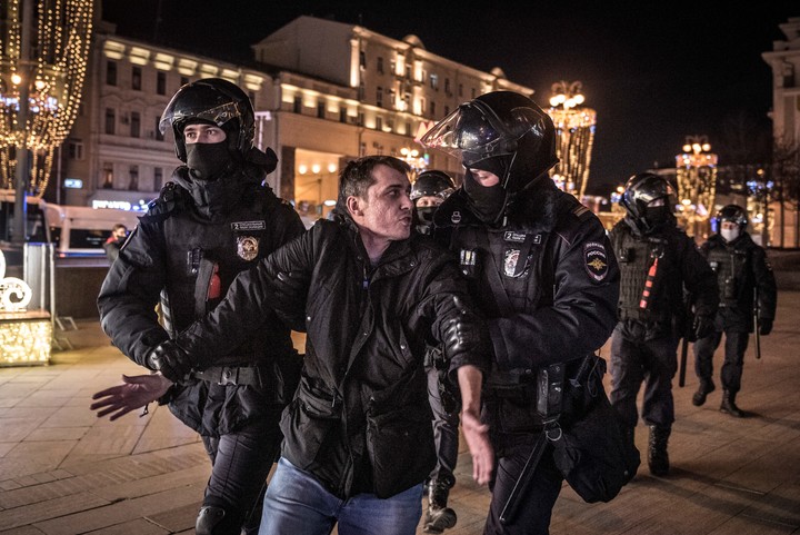 Detención de un manifestante contra la guerra en el centro de Moscú en 2022. En su cargo en el Kremlin, Kiriyenko se ha encargado de orquestar la versión de democracia de Putin y de reprimir la disidencia. Foto  Sergey Ponomarev para The New York Times.