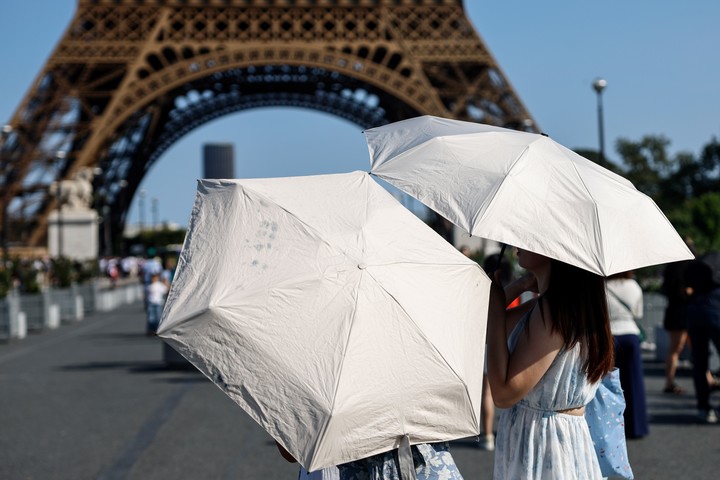 Con sombrillas, en París. Foto: EFE
