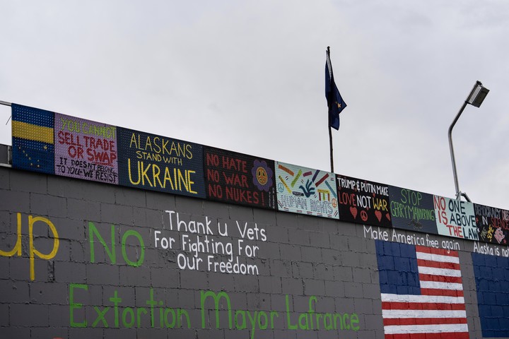Un muro decorado con mensajes políticos y sociales se ve en Anchorage, Alaska,  antes de una reunión entre el presidente Donald Trump y el presidente ruso Vladimir Putin. Foto AP