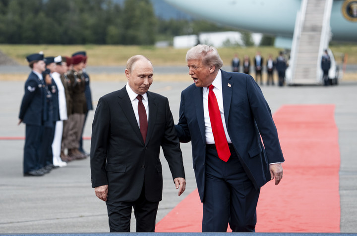 Donald Trump recibió a Vladimir Putin con alfombra roja en la base aérea de Elmendorf-Richardson, en Alaska, este viernes. Foto: The New York Times