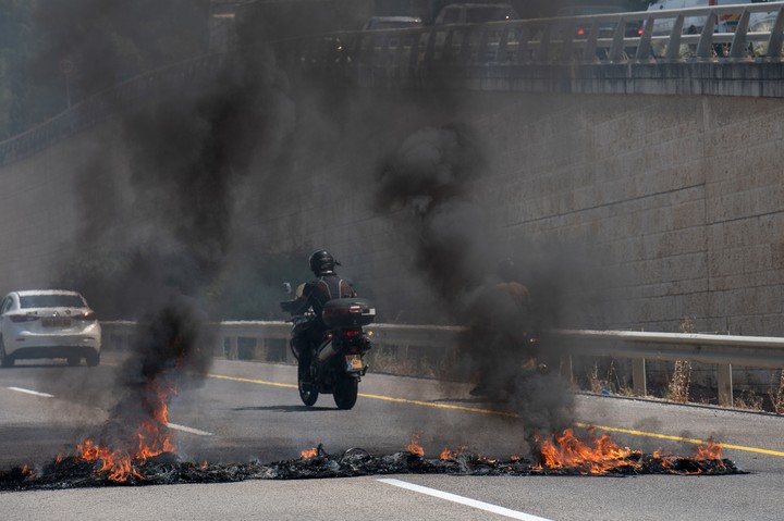 Varios grupos de manifestantes israelíes bloquean este domingo una autopista de Tel Aviv (Israel). Foto EFE