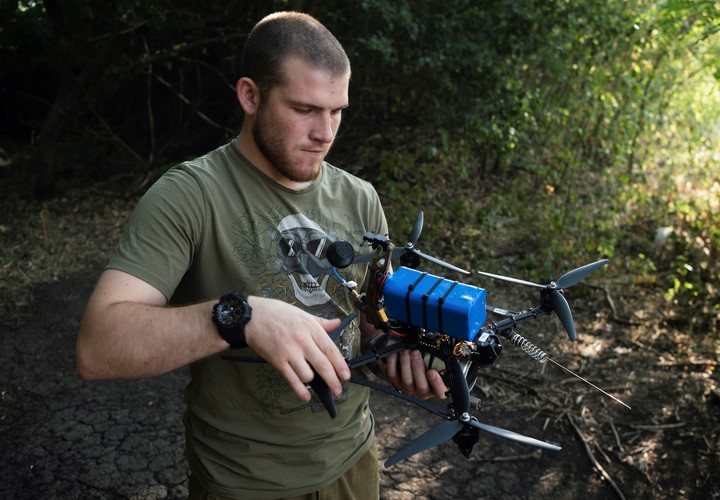 Un piloto ucraniano prepara un dron FPV para una misión de ataque en un frente cerca de la ciudad de Chasiv Yar, región de Donetsk, Ucrania. Foto EFE