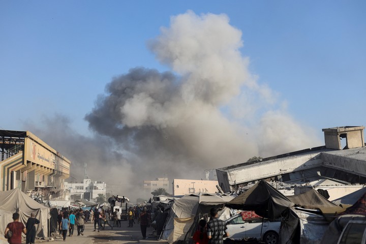 El humo se eleva tras un ataque israelí contra el Club Al Jazeera evacuado, donde se refugiaban personas desplazadas, en la ciudad de Gaza. Foto Reuters