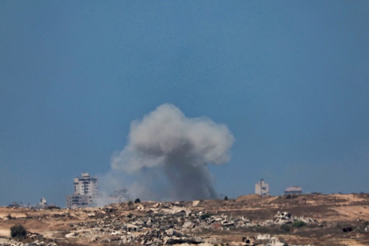 Bombardeos sobre Ciudad de Gaza. Foto: EFE
