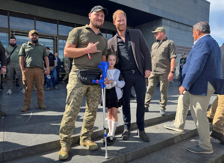 Harry posa junto a un soldado ucraniano. Foto: Reuters 