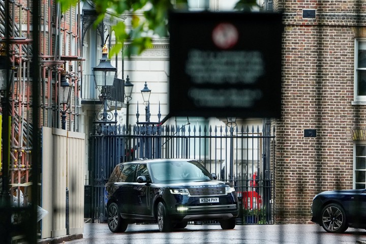 Harry llega a Clarence House, la residencia oficial del rey. Foto: Reuters 