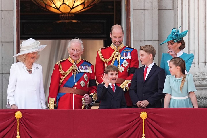 Carlos III junto a su hijo y sucesor, William. Foto: AP