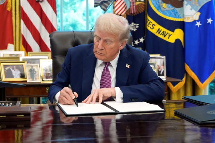 Donald Trump firmó este viernes un decreto para renombrar el Departamento de Defensa como Ministerio de Guerra. Foto: AP 