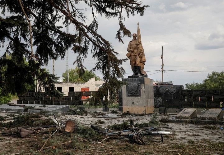 Una bicicleta dañada y escombros yacen en el suelo luego de un ataque aéreo ruso que mató a varios civiles en un punto de pago de pensiones, en el pueblo de Yarova en la región de Donetsk. Foto Reuters