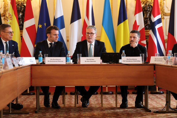 El premier británico Keir Starmer, el presidente francés, Emmanuel Macron, y el presidente ucraniano, Volodimir Zelenski, asistiendo a la cumbre sobre defensa, en Londres. Foto Xinhua