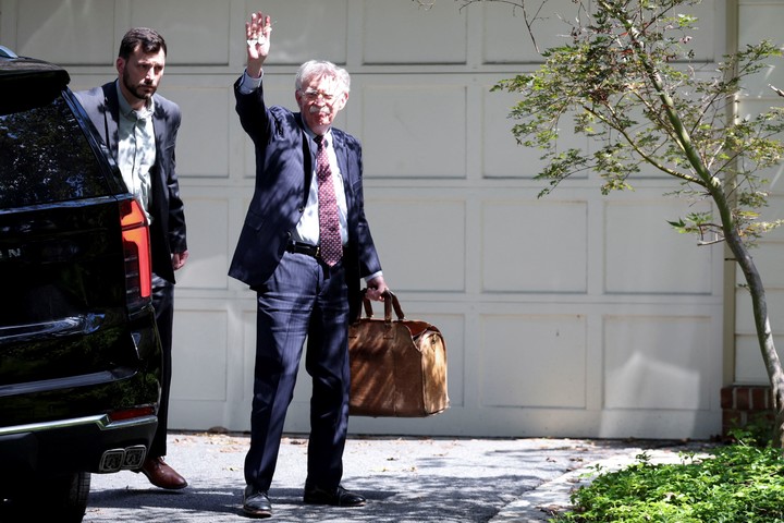 John Bolton llega a su casa, en Bethesda, Maryland, tras el allanamiento en busca de documentos clasificados, este viernes. Foto: REUTERS 