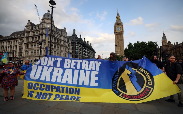 "No traicionen a Ucrania", dice una bandera frente al parlamento británico. Foto: EFE