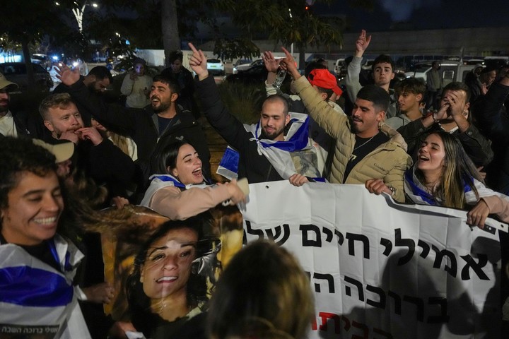 Festejos en Tel Aviv por la liberación de las tres priemras rehenes en manos de Hamas. Foto AP /Ariel Schalit