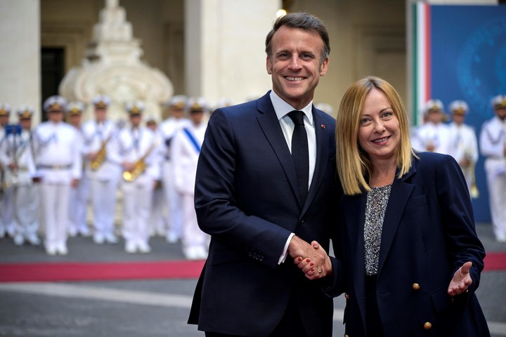 La primera ministra italiana, Giorgia Meloni (d), recibe al presidente francés, Emmanuel Macron, en junio pasado. Foto EFE