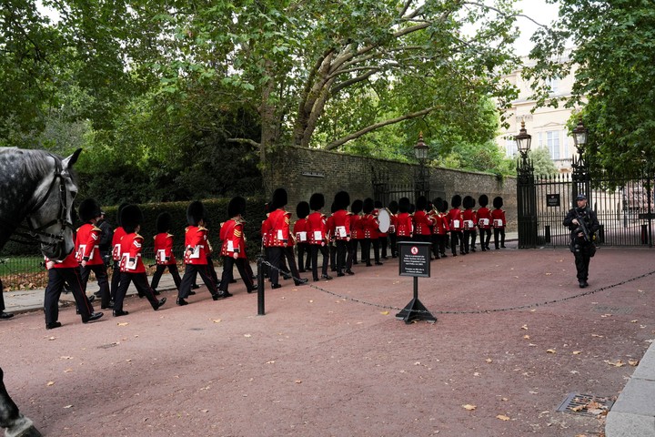 Guardias frente a Clarence House, donde el rey Carlos recibió este miércoles a su hijo Harry, en Londres. Foto: REUTERS