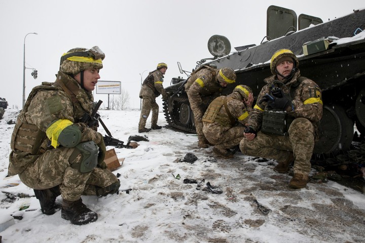Soldados ucranianos durante los combates con las fuerzas rusas en Járkov, Ucrania, el 25 de febrero de 2022. Sergei Kiriyenko, primer jefe de gabinete del presidente Vladimir Putin, se ha convertido en un ingeniero clave de la maquinaria autocrática del líder ruso, a pesar de que en su día fue conocido como un reformista prooccidental. (Tyler Hicks/The New York Times)