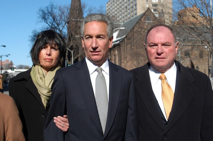 Charles B. Kushner, en el centro, en una imagen de 2005. Foto AP