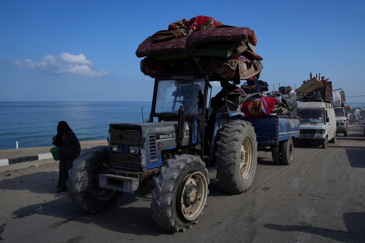 Palestinos huyen del norte de Gaza, mientras Israel anuncia una operación ampliada en la ciudad de Gaza. Foto AP Photo/Abdel Kareem Hana