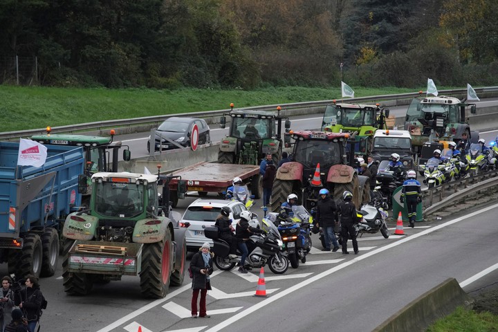 Los agricultores bloquean una carretera para protestar contra el acuerdo comercial entre la UE y el Mercosur en Velizy-Villacoublay, en las afueras de París. Foto AP