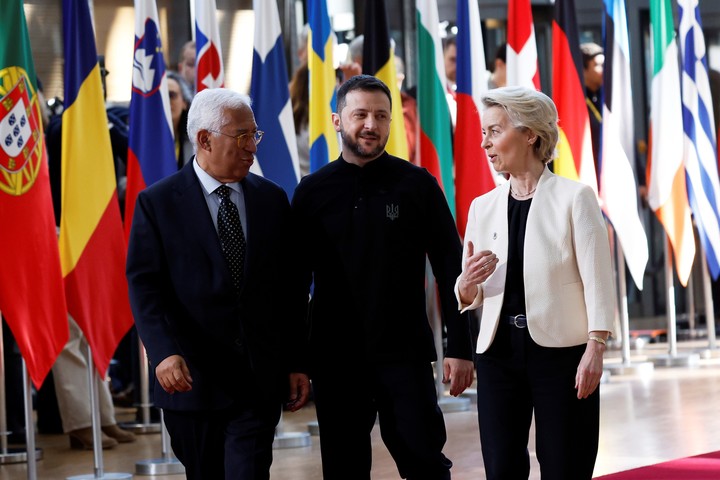 De izquierda a derecha, el presidente del Consejo Europeo, Antonio Costa, el presidente de Ucrania, Volodimir Zelenski, y la presidenta de la Comisión Europea, Ursula von der Leyen, llegan a una cumbre de la UE en el edificio del Consejo Europeo en Bruselas. Foto AP