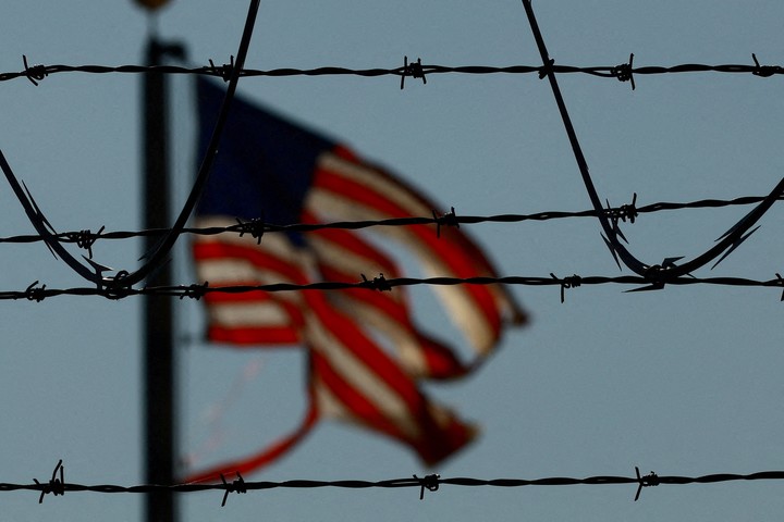 Una bandera de Estados Unidos cerca del aeropuerto de El Paso, en Texas, por donde están expulsando a inmigrantes sin documentos. Foto:  REUTERS