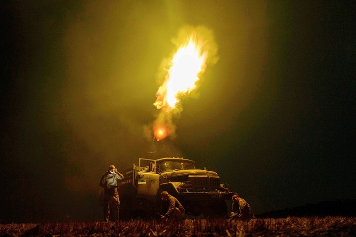 Soldados ucranianos de la unidad de defensa aérea disparan contra drones rusos en la región de Dnipropetrovsk, Ucrania. Foto AP