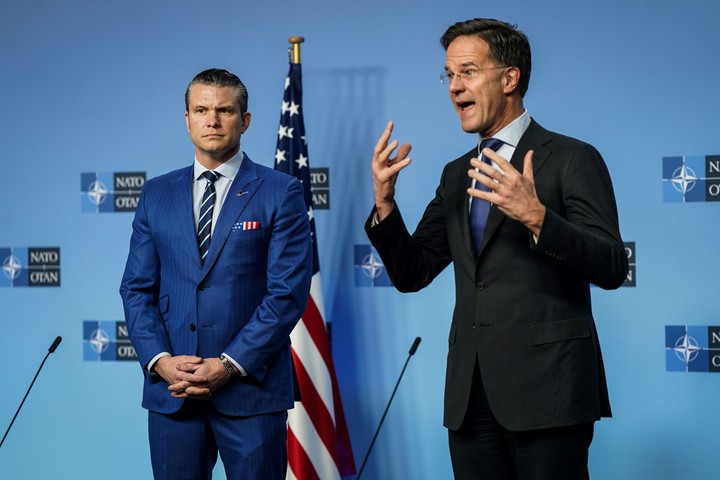 El jefe del Pentágono, Pete Hedseth, con el secretario general de la OTAN, Mark Rutte, en Bruselas (Xinhua)