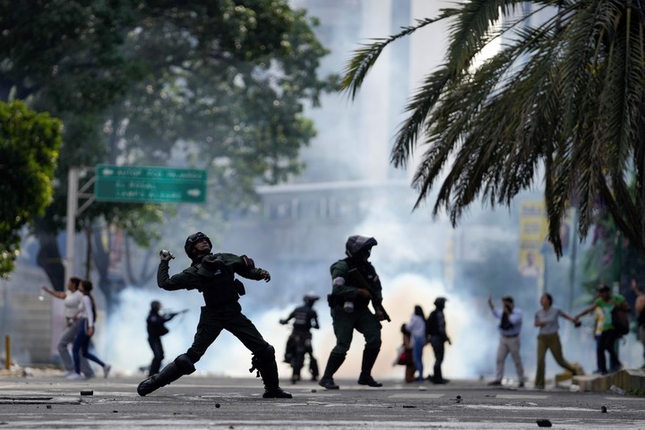 La policía lanza gases lacrimógenos contra manifestantes en Caracas, tras las elecciones del 28 de julio. Foto: AP  