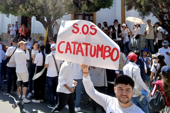 Una manifestación en reclamo de paz en la región del Catatumbo este viernes, en Ocaña, Colombia. Foto: EFE   