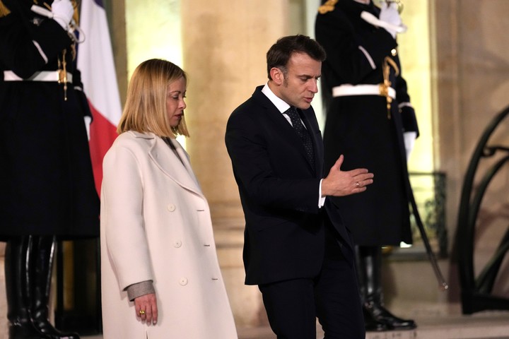 Emmanuel Macron y Giorgia Meloni. Foto AP