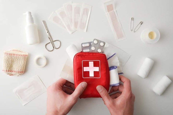 Además de medicamentos, recomiendan una radio a pilas.