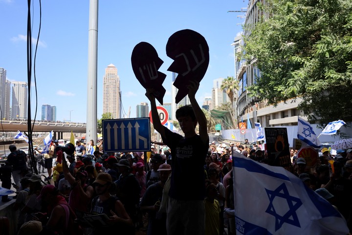 La gente protesta en Tel Aviv, Israel, después de que las familias de los rehenes convocaran una huelga nacional para exigir el regreso de todos los rehenes y el fin de la guerra en Gaza. Foto Reuters