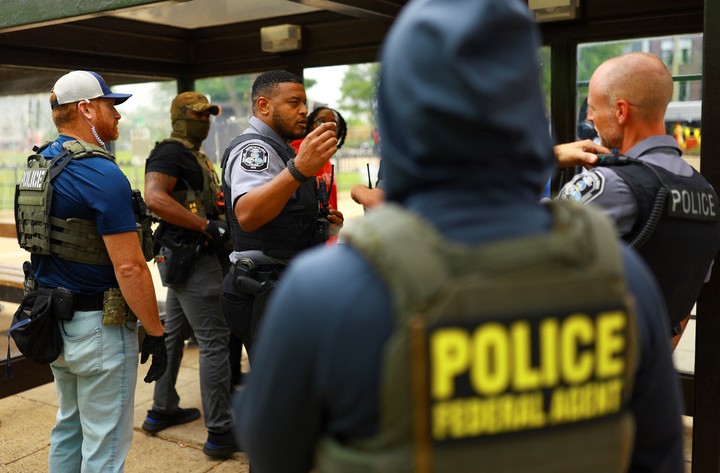 Oficiales de policía rodean a un hombre mientras es detenido por un agente de HSI en la estación de autobuses de Anacostia durante una patrulla de vigilancia, en Washington. Foto Reuters