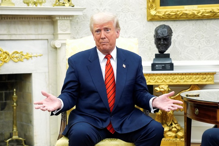 WASHINGTON (United States), 13/03/2025.- US President Donald Trump gestures during his meeting with NATO Secretary General Mark Rutte in the Oval Office of the White House in Washington, DC, USA, 13 March 2025. EFE/EPA/YURI GRIPAS / POOL