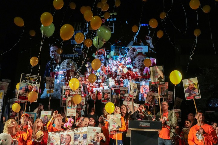 Globos y retratos de las personas todavía cautivas en Gaza, en una marcha este sábado en Tel Aviv. Foto: AP 