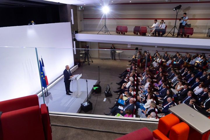 El primer ministro francés, François Bayrou, comparece en una rueda de prensa para presentar las directrices presupuestarias en París. Foto EFE