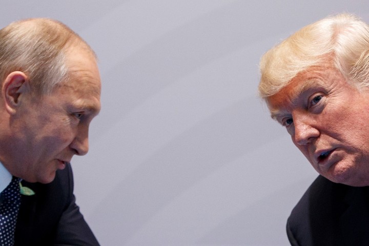 El presidente estadounidense Donald Trump se reúne con el presidente ruso Vladimir Putin en la Cumbre del G-20 el 7 de julio de 2017 en Hamburgo, Alemania. Foto AP