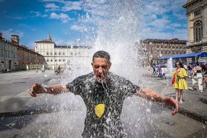 Una persona se refresa en Turín, Italia. Foto: EFE