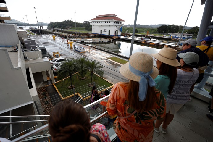 Turistas en las esclusas del Canal de Panamá, este lunes. Foto: EFE