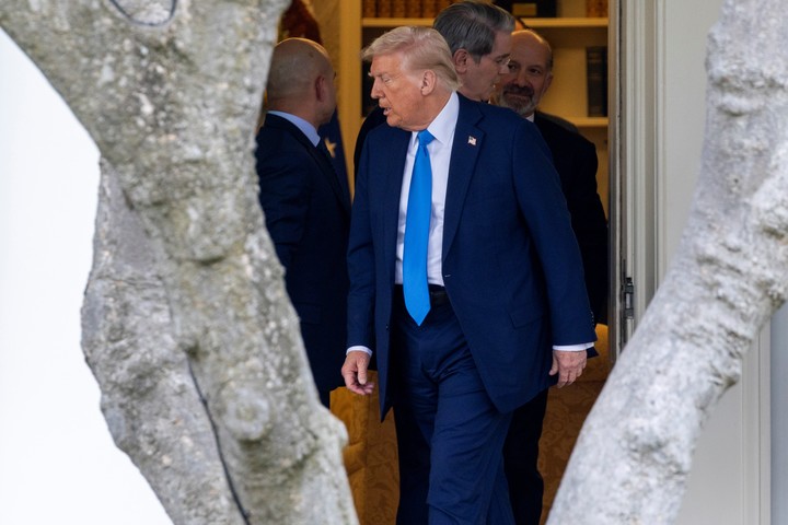 Donadl Trump sale del Salon Oval EFE