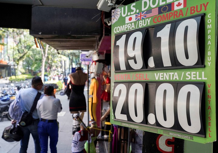 Un cartel con el tipo de cambio, en un local en ciudad de México. Foto: REUTERS